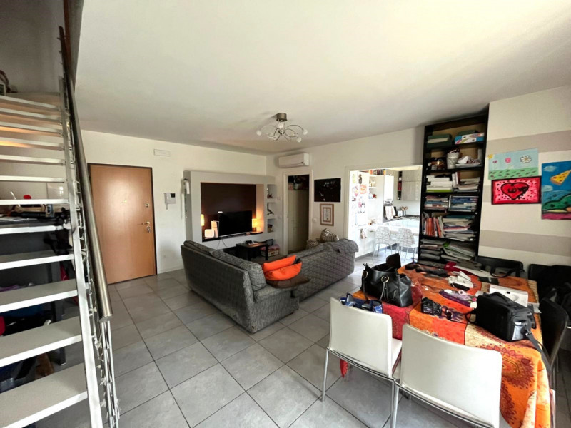 Scopri questo elegante appartamento disposto su due piani, situato nel cuore di Galzignano Terme,...