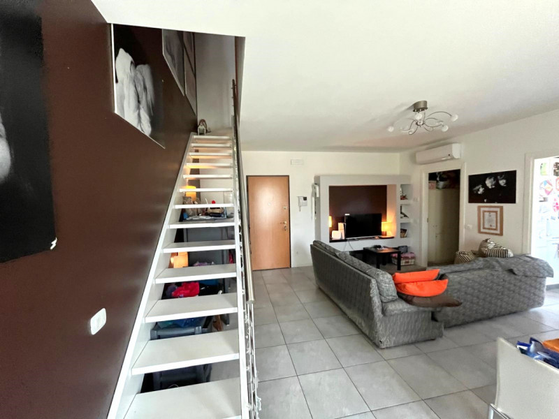 Scopri questo elegante appartamento disposto su due piani, situato nel cuore di Galzignano Terme,...