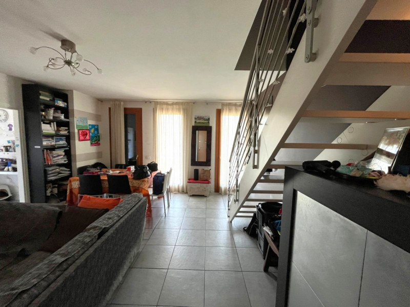 Scopri questo elegante appartamento disposto su due piani, situato nel cuore di Galzignano Terme,...