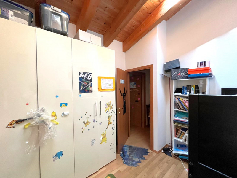 Scopri questo elegante appartamento disposto su due piani, situato nel cuore di Galzignano Terme,...