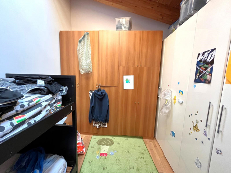 Scopri questo elegante appartamento disposto su due piani, situato nel cuore di Galzignano Terme,...