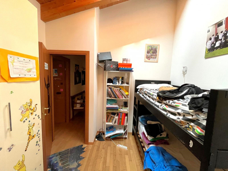 Scopri questo elegante appartamento disposto su due piani, situato nel cuore di Galzignano Terme,...