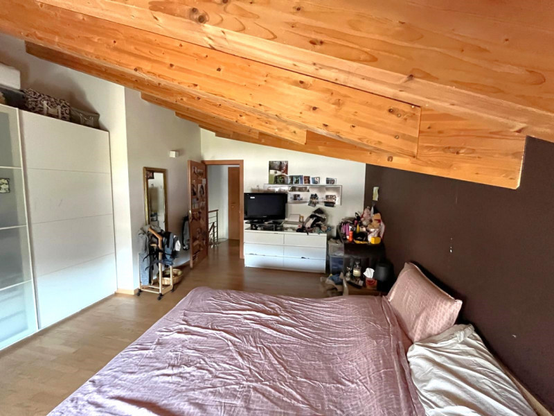 Scopri questo elegante appartamento disposto su due piani, situato nel cuore di Galzignano Terme,...