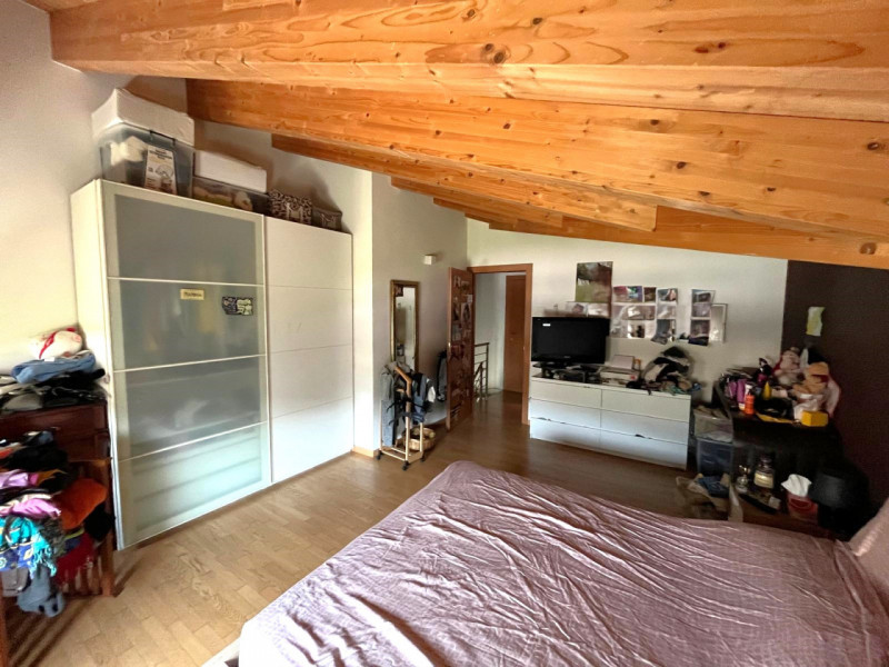 Scopri questo elegante appartamento disposto su due piani, situato nel cuore di Galzignano Terme,...