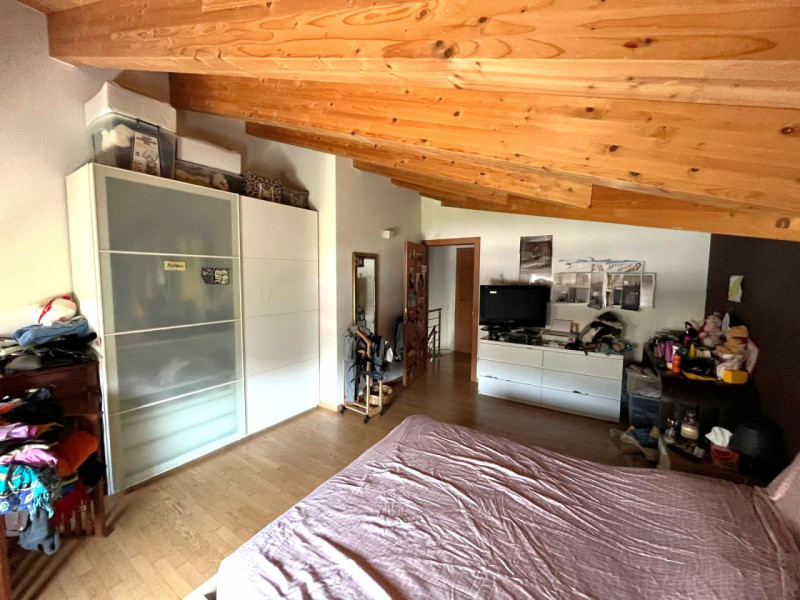 Scopri questo elegante appartamento disposto su due piani, situato nel cuore di Galzignano Terme,...