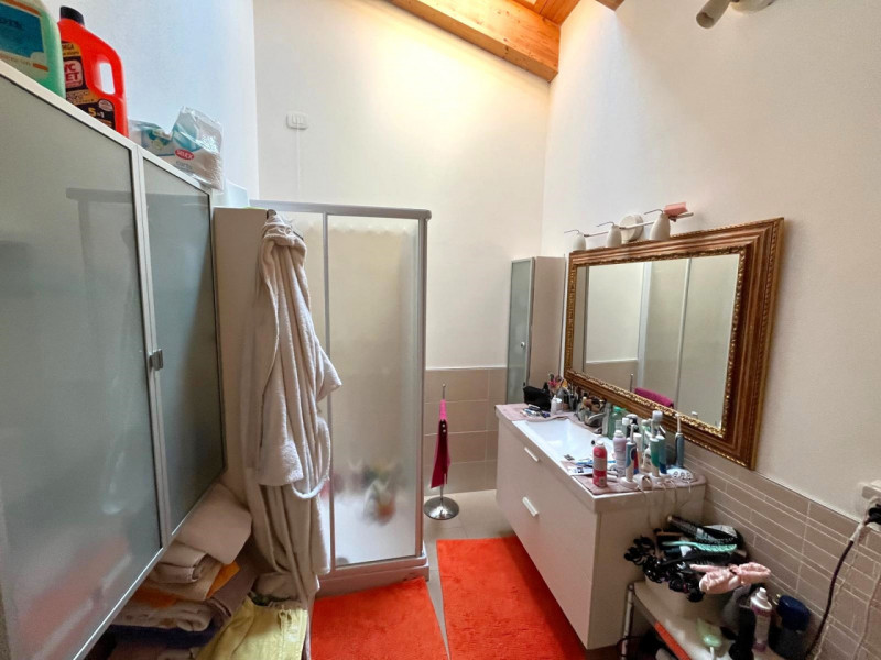 Scopri questo elegante appartamento disposto su due piani, situato nel cuore di Galzignano Terme,...