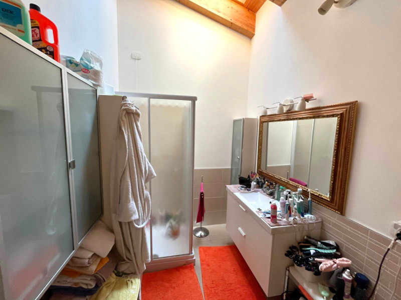 Scopri questo elegante appartamento disposto su due piani, situato nel cuore di Galzignano Terme,...