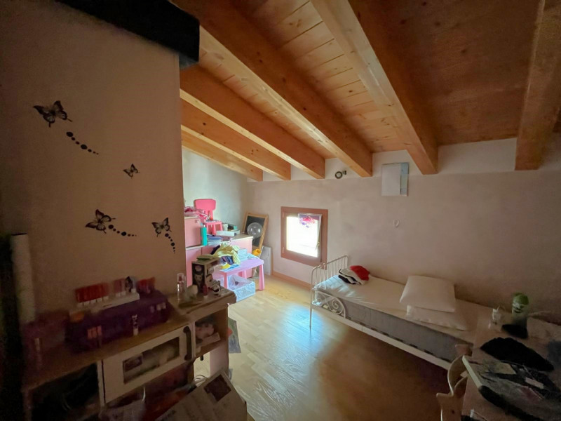 Scopri questo elegante appartamento disposto su due piani, situato nel cuore di Galzignano Terme,...