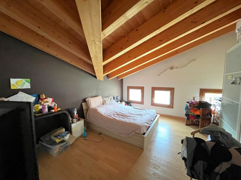 Scopri questo elegante appartamento disposto su due piani, situato nel cuore di Galzignano Terme,...