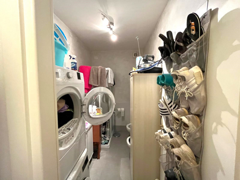 Scopri questo elegante appartamento disposto su due piani, situato nel cuore di Galzignano Terme,...