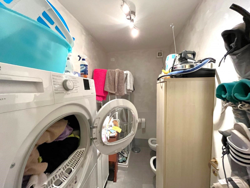 Scopri questo elegante appartamento disposto su due piani, situato nel cuore di Galzignano Terme,...