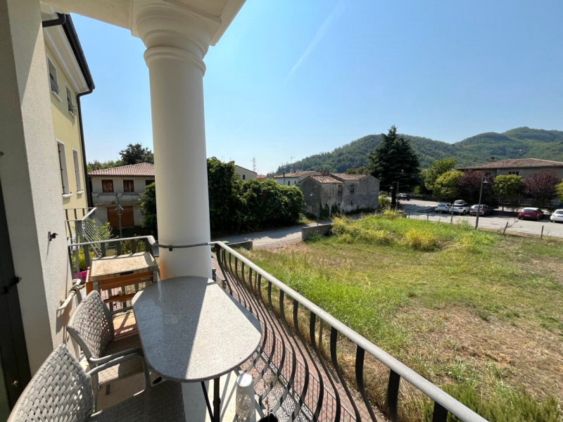 Scopri questo elegante appartamento disposto su due piani, situato nel cuore di Galzignano Terme,...