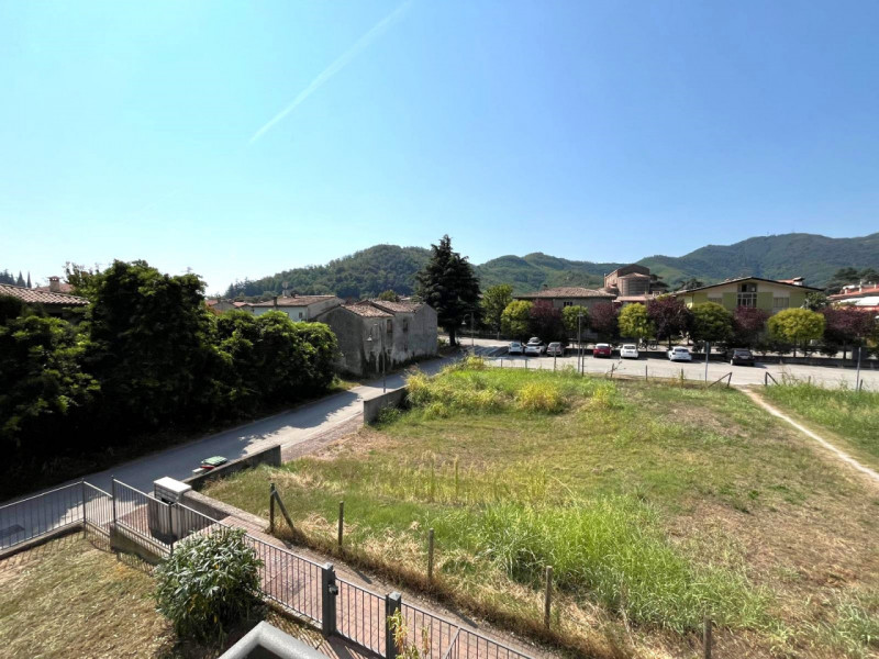 Scopri questo elegante appartamento disposto su due piani, situato nel cuore di Galzignano Terme,...