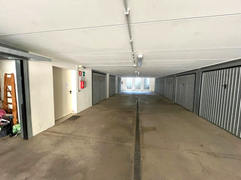 Scopri questo elegante appartamento disposto su due piani, situato nel cuore di Galzignano Terme,...