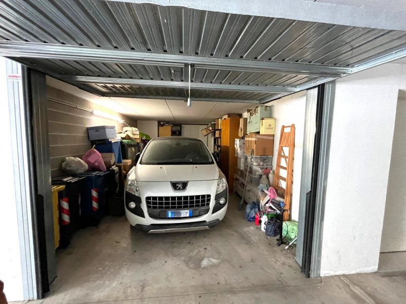 Scopri questo elegante appartamento disposto su due piani, situato nel cuore di Galzignano Terme,...