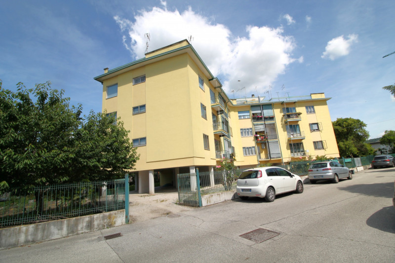 Appartamento di: 121 m² commerciali 4 locali 1 bagno Piano ammezzato Posto auto e cantina

A rido...