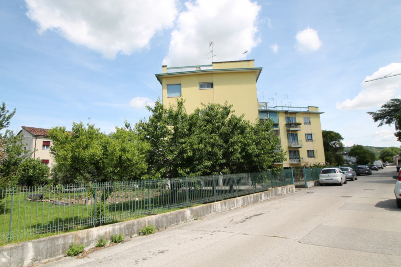 Appartamento di: 121 m² commerciali 4 locali 1 bagno Piano ammezzato Posto auto e cantina

A rido...