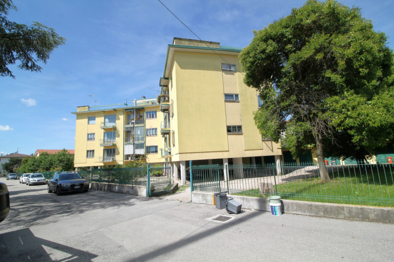 Appartamento di: 121 m² commerciali 4 locali 1 bagno Piano ammezzato Posto auto e cantina

A rido...