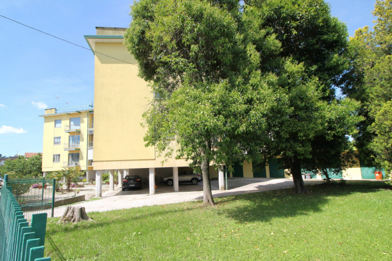 Appartamento di: 121 m² commerciali 4 locali 1 bagno Piano ammezzato Posto auto e cantina

A rido...