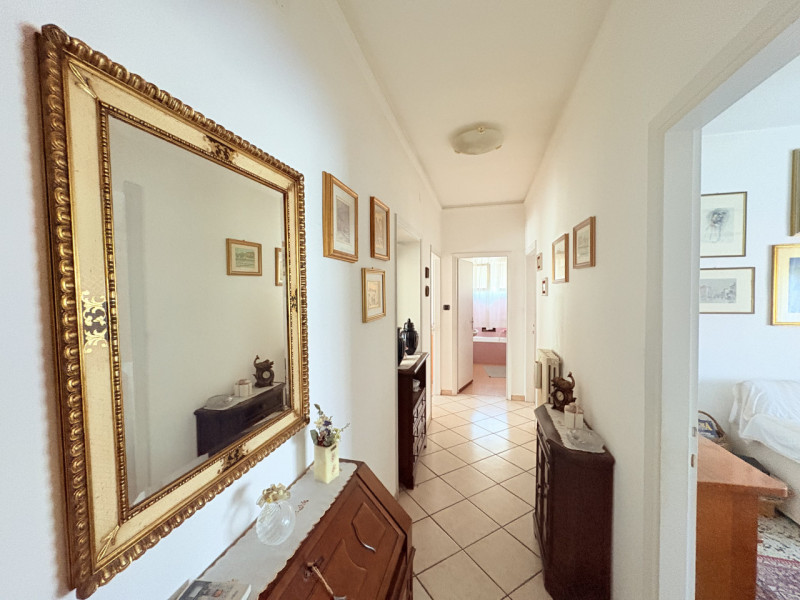 Appartamento di: 121 m² commerciali 4 locali 1 bagno Piano ammezzato Posto auto e cantina

A rido...