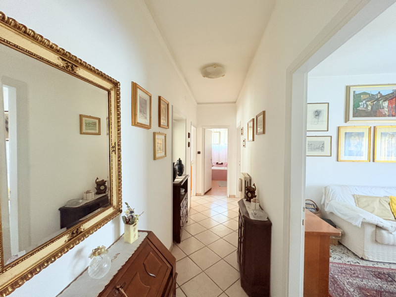Appartamento di: 121 m² commerciali 4 locali 1 bagno Piano ammezzato Posto auto e cantina

A rido...