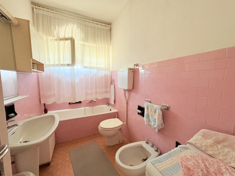 Appartamento di: 121 m² commerciali 4 locali 1 bagno Piano ammezzato Posto auto e cantina

A rido...