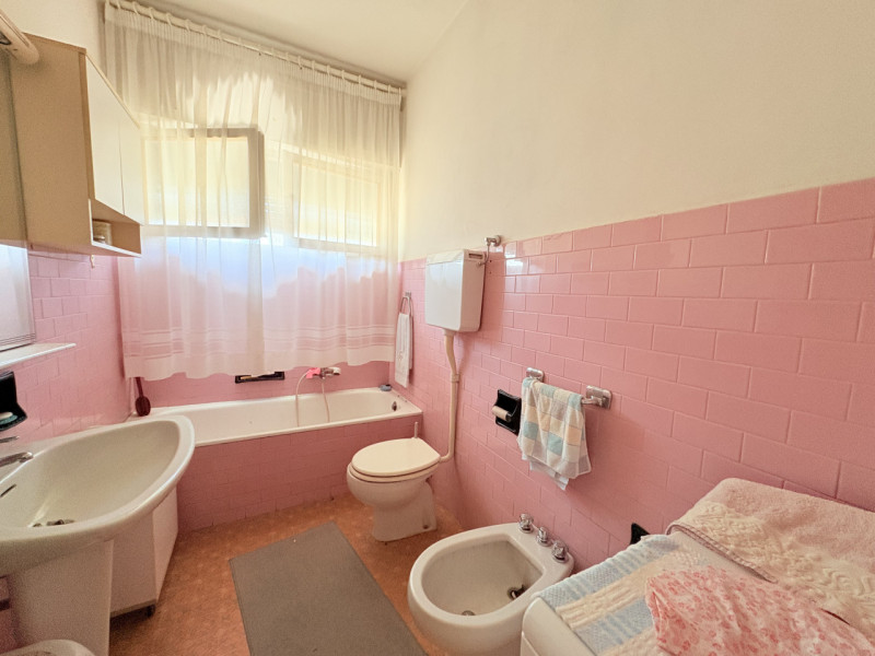 Appartamento di: 121 m² commerciali 4 locali 1 bagno Piano ammezzato Posto auto e cantina

A rido...