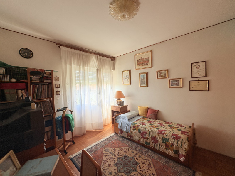 Appartamento di: 121 m² commerciali 4 locali 1 bagno Piano ammezzato Posto auto e cantina

A rido...