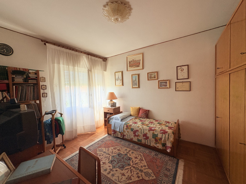 Appartamento di: 121 m² commerciali 4 locali 1 bagno Piano ammezzato Posto auto e cantina

A rido...