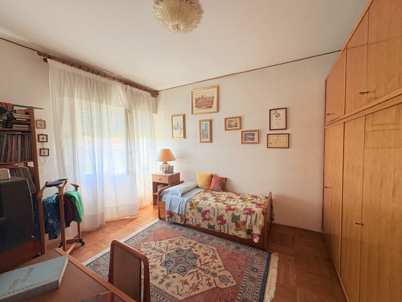 Appartamento di: 121 m² commerciali 4 locali 1 bagno Piano ammezzato Posto auto e cantina

A rido...