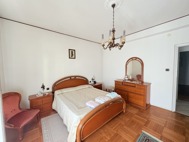 Appartamento di: 121 m² commerciali 4 locali 1 bagno Piano ammezzato Posto auto e cantina

A rido...