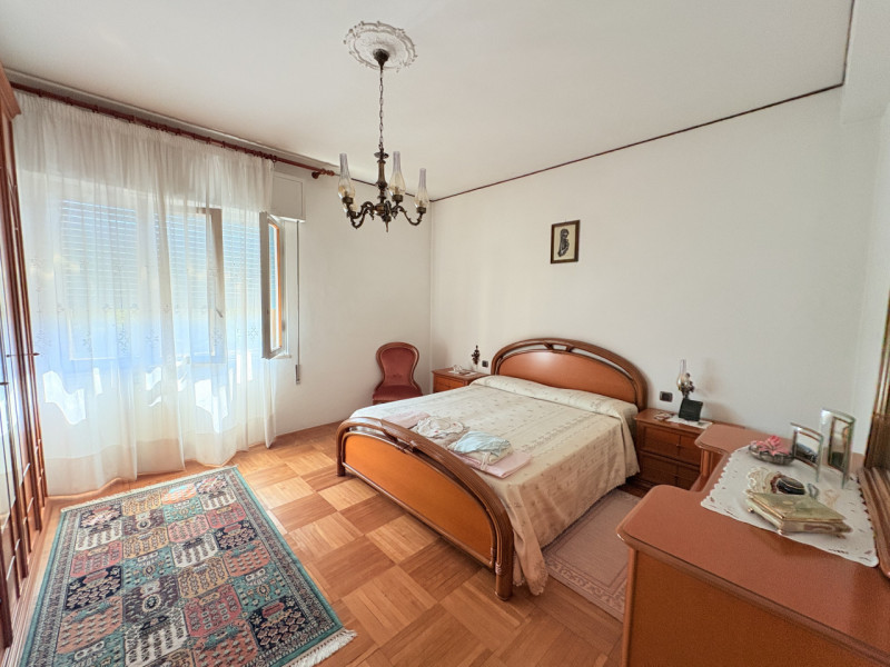 Appartamento di: 121 m² commerciali 4 locali 1 bagno Piano ammezzato Posto auto e cantina

A rido...