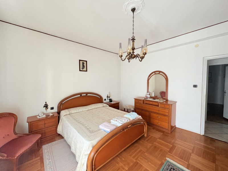 Appartamento di: 121 m² commerciali 4 locali 1 bagno Piano ammezzato Posto auto e cantina

A rido...