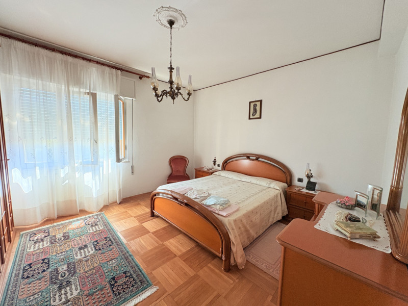 Appartamento di: 121 m² commerciali 4 locali 1 bagno Piano ammezzato Posto auto e cantina

A rido...