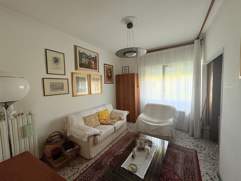 Appartamento di: 121 m² commerciali 4 locali 1 bagno Piano ammezzato Posto auto e cantina

A rido...