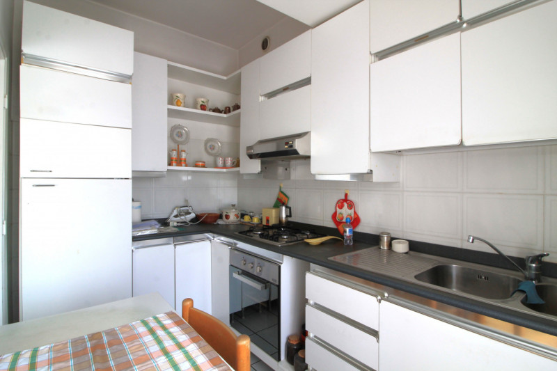 Appartamento di: 121 m² commerciali 4 locali 1 bagno Piano ammezzato Posto auto e cantina

A rido...