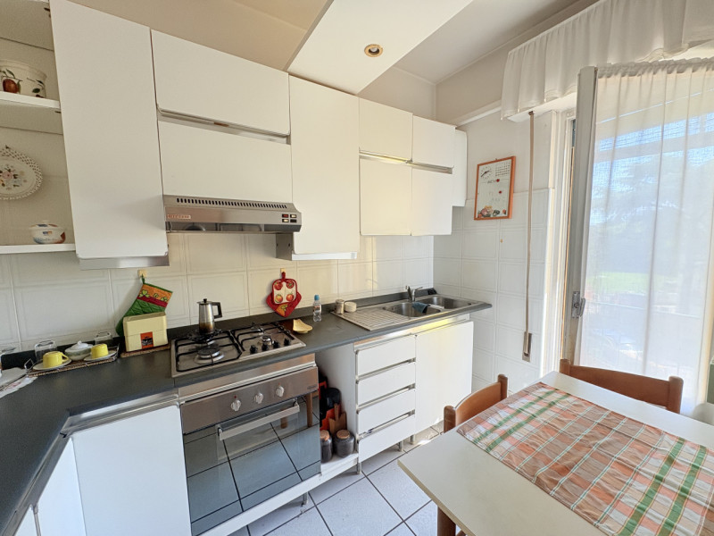 Appartamento di: 121 m² commerciali 4 locali 1 bagno Piano ammezzato Posto auto e cantina

A rido...