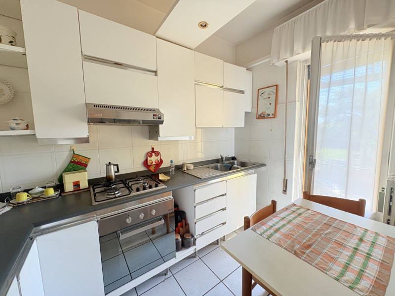 Appartamento di: 121 m² commerciali 4 locali 1 bagno Piano ammezzato Posto auto e cantina

A rido...