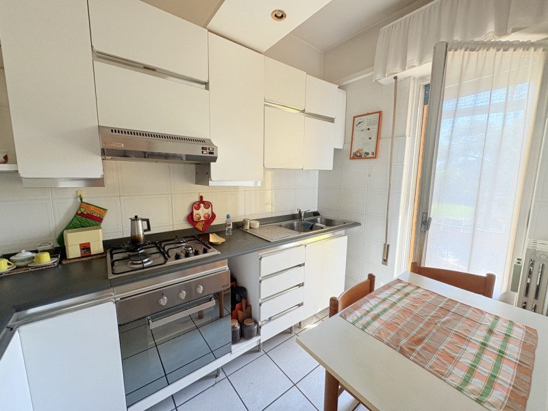 Appartamento di: 121 m² commerciali 4 locali 1 bagno Piano ammezzato Posto auto e cantina

A rido...