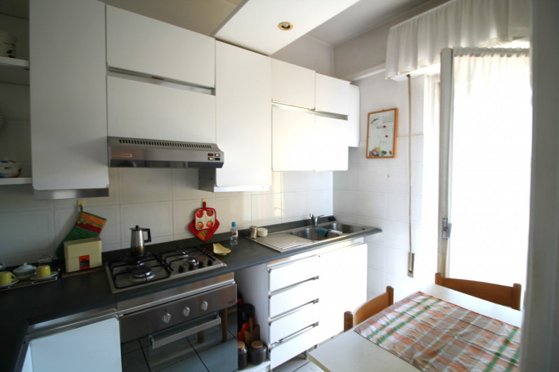 Appartamento di: 121 m² commerciali 4 locali 1 bagno Piano ammezzato Posto auto e cantina

A rido...