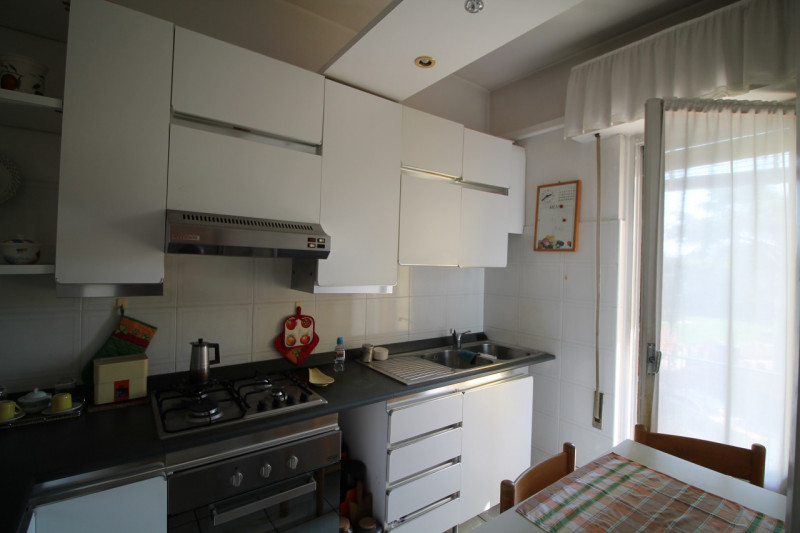 Appartamento di: 121 m² commerciali 4 locali 1 bagno Piano ammezzato Posto auto e cantina

A rido...