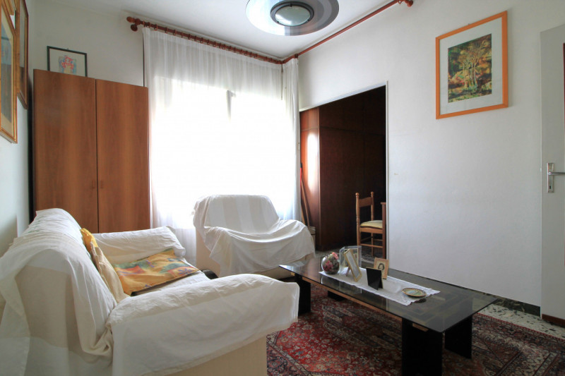 Appartamento di: 121 m² commerciali 4 locali 1 bagno Piano ammezzato Posto auto e cantina

A rido...