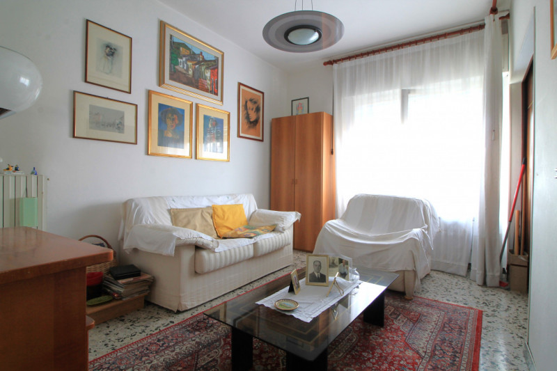 Appartamento di: 121 m² commerciali 4 locali 1 bagno Piano ammezzato Posto auto e cantina

A rido...