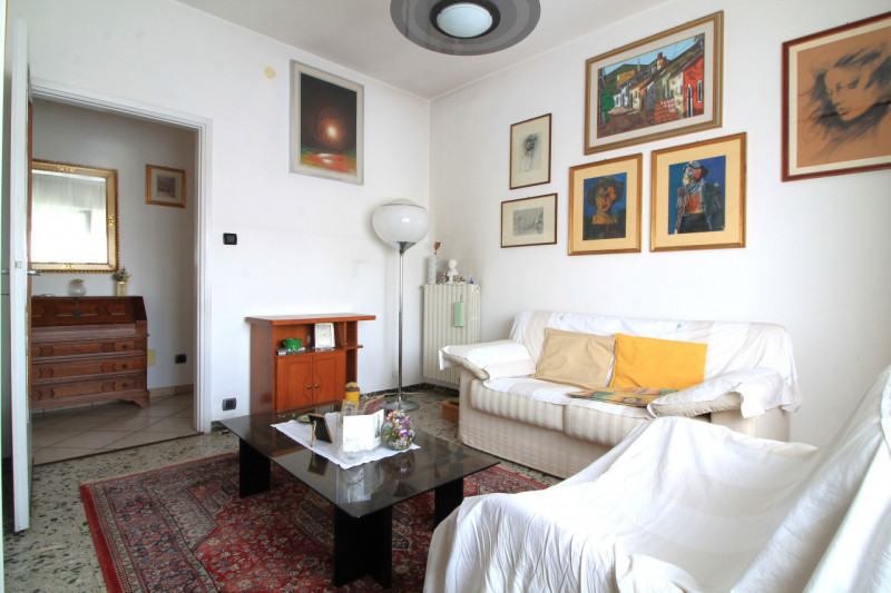 Appartamento di: 121 m² commerciali 4 locali 1 bagno Piano ammezzato Posto auto e cantina

A rido...