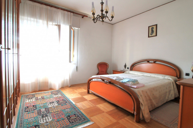 Appartamento di: 121 m² commerciali 4 locali 1 bagno Piano ammezzato Posto auto e cantina

A rido...