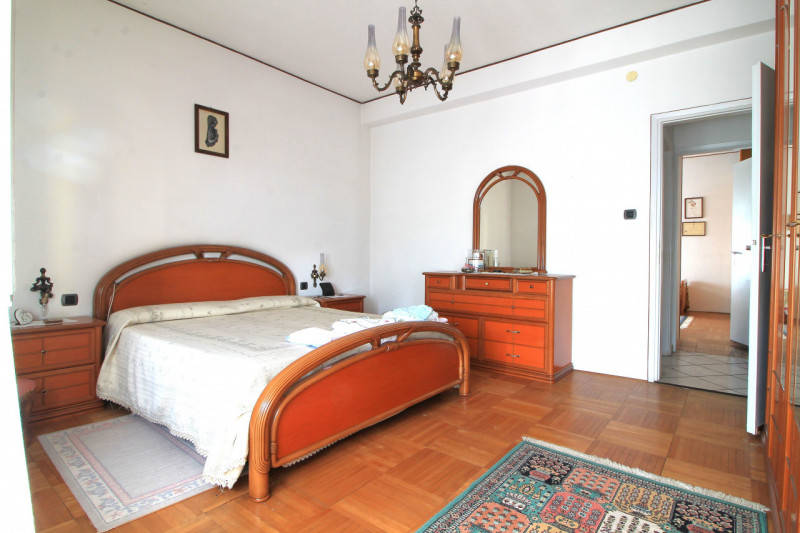 Appartamento di: 121 m² commerciali 4 locali 1 bagno Piano ammezzato Posto auto e cantina

A rido...