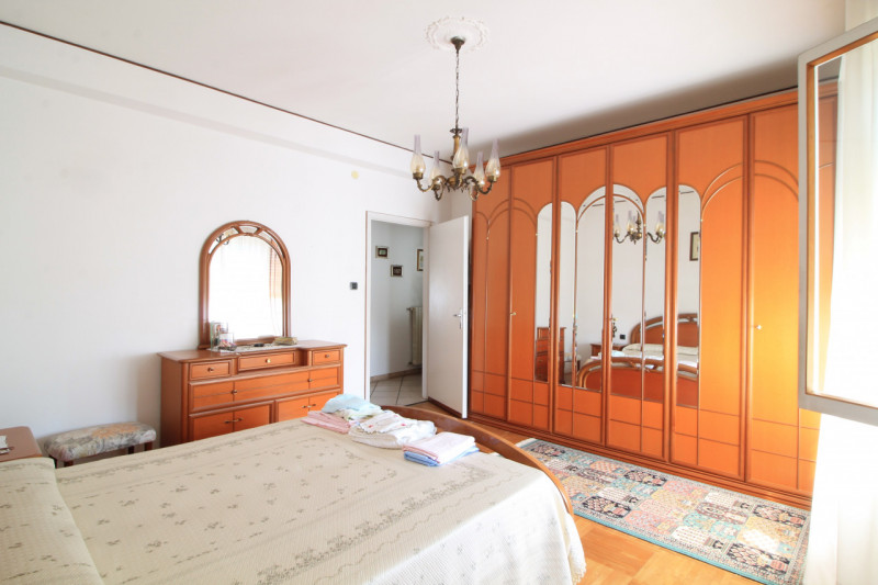 Appartamento di: 121 m² commerciali 4 locali 1 bagno Piano ammezzato Posto auto e cantina

A rido...