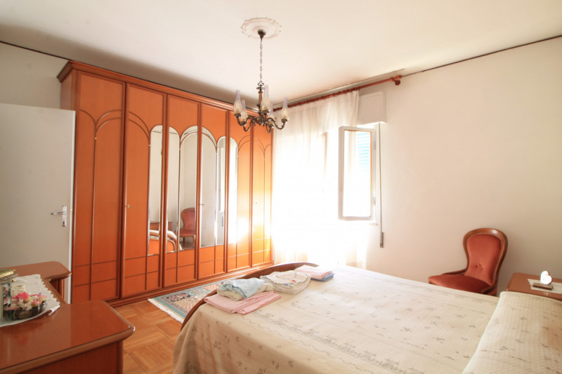 Appartamento di: 121 m² commerciali 4 locali 1 bagno Piano ammezzato Posto auto e cantina

A rido...