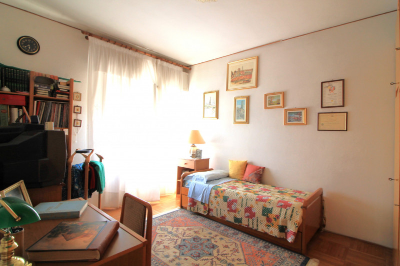 Appartamento di: 121 m² commerciali 4 locali 1 bagno Piano ammezzato Posto auto e cantina

A rido...