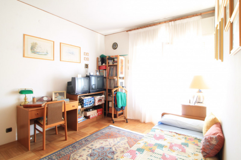 Appartamento di: 121 m² commerciali 4 locali 1 bagno Piano ammezzato Posto auto e cantina

A rido...